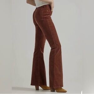 Woman’s Wrangler Corduroy High Rise Fierce Flare Jean Saddle Brown NWT 30 30